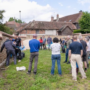 Rénover le torchis et l’enduit à la chaux : retour sur les 3 ateliers de formation 2025