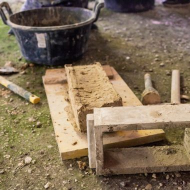 Retour sur le premier atelier d’auto-rénovation : la brique en terre crue
