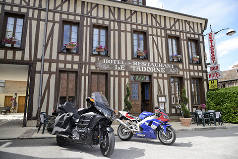 514682_hotel-restaurant-le-tadorne-galerie-parking-motos