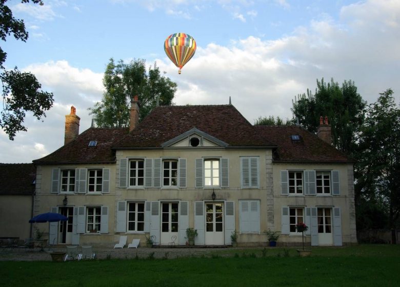 540106_chateau_de_geraudot_et_montgolfiere_lac_dorient