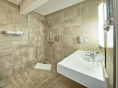 709822_chambre-confortable-douche-italienne-hotel-auberge-du-lac