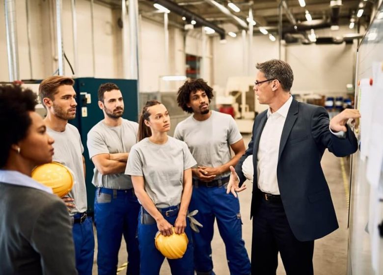 867204_homme-affaires-adulte-fait-presentation-groupe-travailleurs-industriels-dans-usine_637285-4792_1